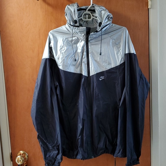 nike windrunner size